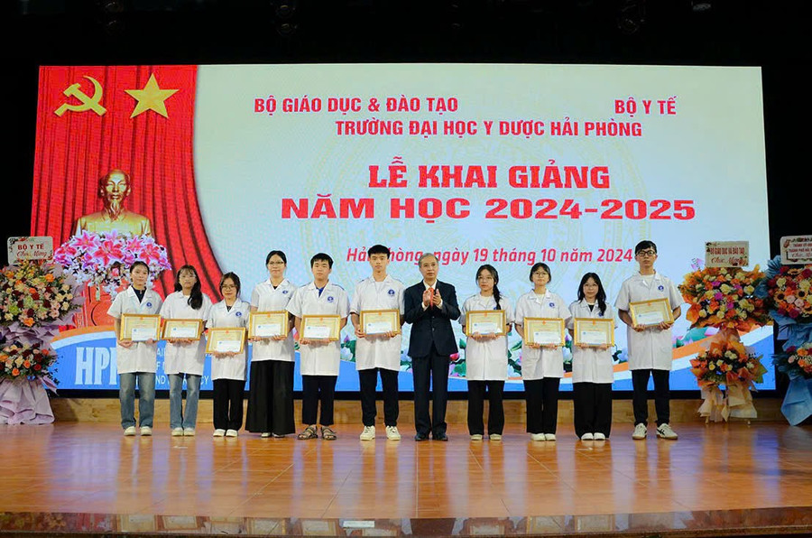 Lãnh đạo MM88b nhà cái biểu dương MM888 Việt Nam Tải App nhân dịp khai giảng năm học. 4-10-dhy4.jpg