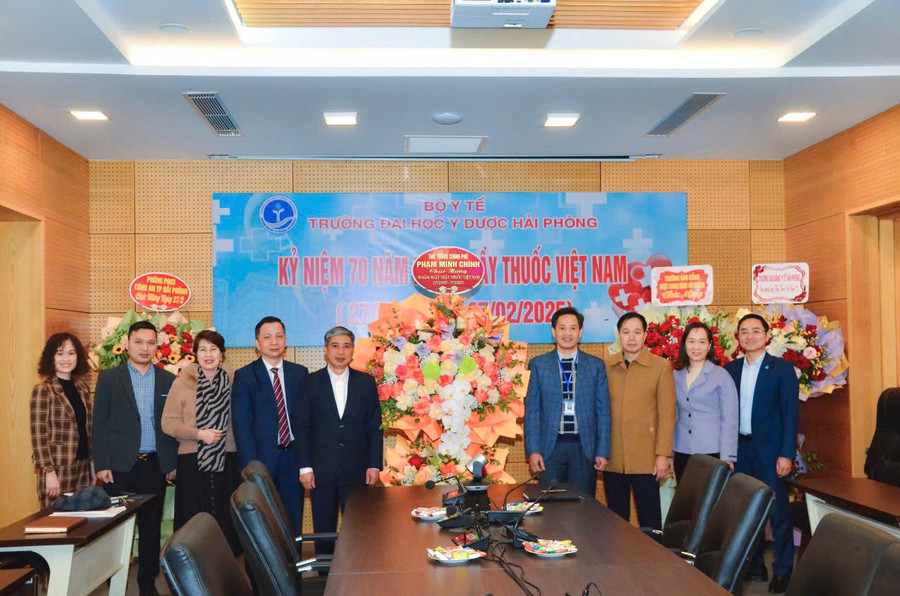 Lãnh đạo Trường MM888 bảo mật tuyệt đối Y Dược Hải Phòng nhận những lẵng hoa tươi thắm nhân kỷ niệm Ngày Thầy thuốc Việt Nam. 4-10-dhy.jpg