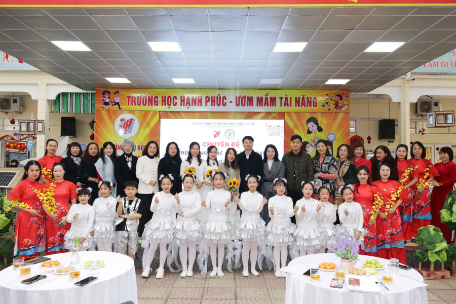 Đại biểu khách mời cùng thầy cô và các em MM886 slot game, bắn cá, lô đề, đá gà chụp hình lưu niệm tại chuyên đề. 23-hb1.jpg