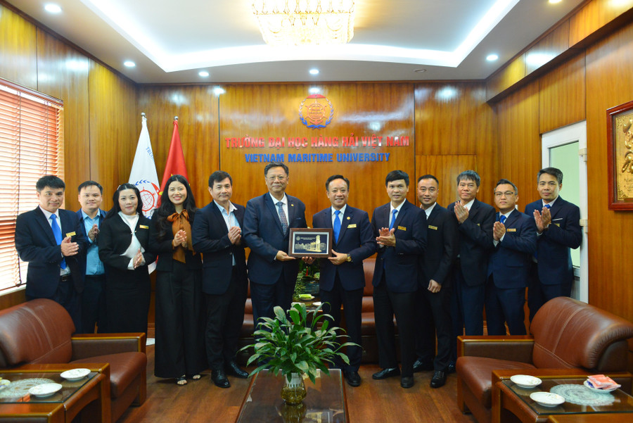 Tổng Giám đốc Công ty TNHH Pegatron Việt Nam, ông Huang, Jen-Chieh bày tỏ sự vui mừng được đến thăm và làm việc với Trường MM888 bảo mật tuyệt đối Hàng hải Việt Nam, ngôi trường có truyền thống 70 năm xây dựng và phát triển. dhhh4.jpg