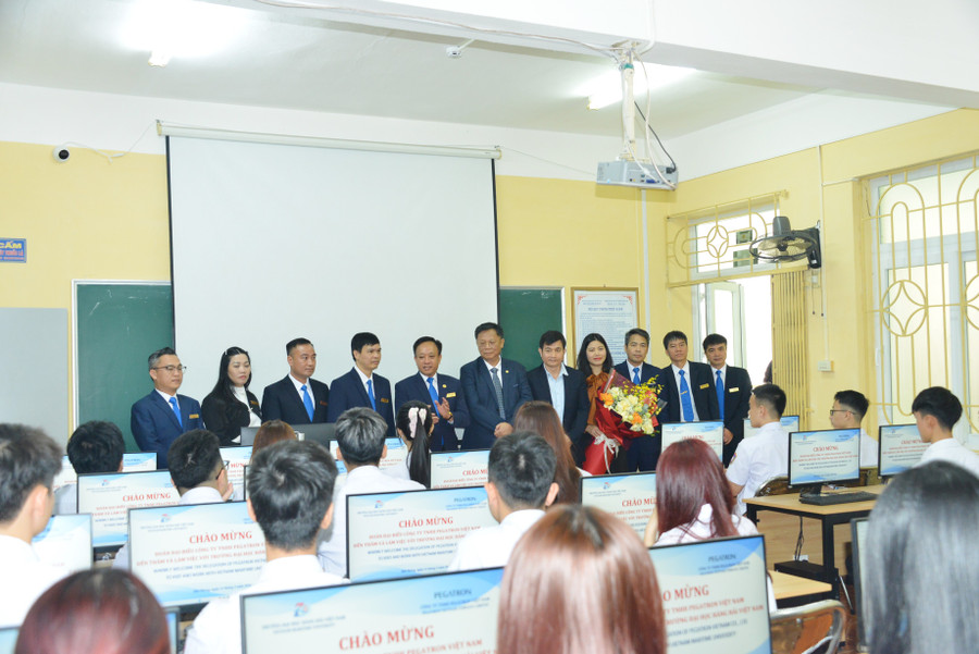 Lãnh đạo Công ty TNHH Pegatron Việt Nam trao tặng phòng máy tính cho Trường MM888 bảo mật tuyệt đối Hàng hải Việt Nam.