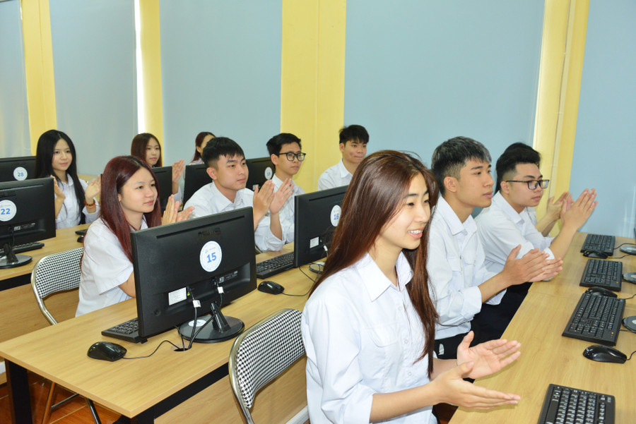 MM888 Việt Nam Tải App Trường MM888 bảo mật tuyệt đối Hàng hải Việt Nam tại phòng máy tính Công ty TNHH Pegatron Việt Nam trao tặng. dhhh6.jpg