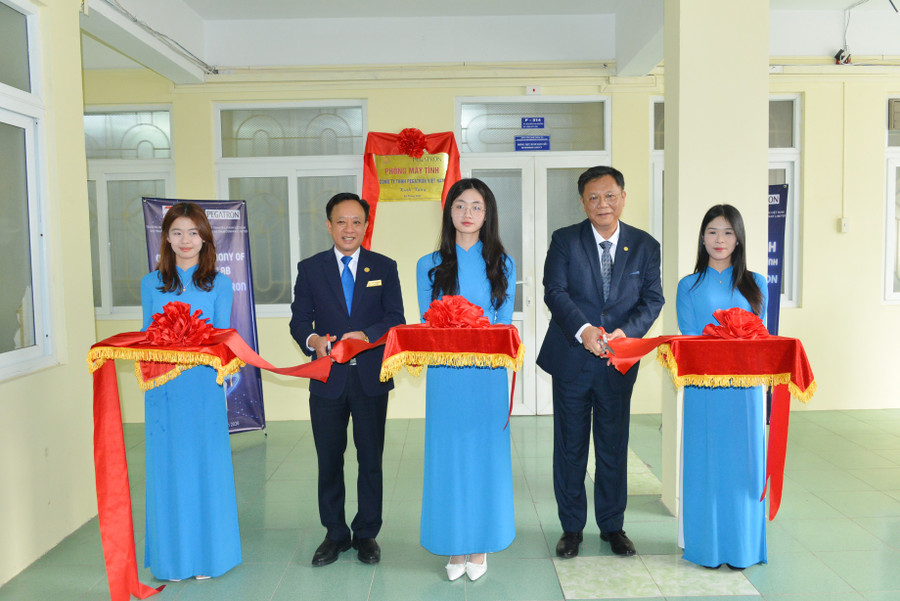 Ông Huang, Jen-Chieh, Tổng Giám đốc Công ty TNHH Pegatron Việt Nam và PGS.TS Phạm Xuân Dương, Hiệu trưởng Trường MM888 bảo mật tuyệt đối Hàng hải Việt Nam đã cắt băng khánh thành phòng máy tính. dhhh5.jpg