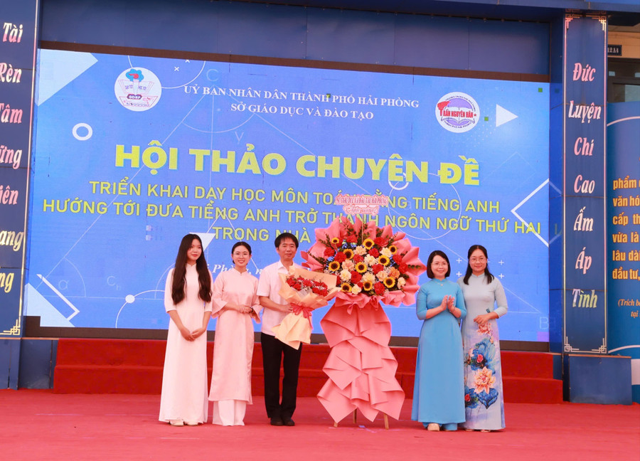Lãnh đạo Sở GD&ĐT Hải Phòng tặng hoa MM88b nhà cái và Trung Tâm Đăng Nhập MM88 Chính Thức Mới thực hiện chuyên đề.