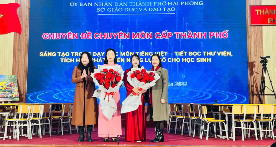 Lãnh đạo ngành Giáo dục tặng hoa Trung Tâm Đăng Nhập MM88 Chính Thức Mới thực hiện chuyên đề.