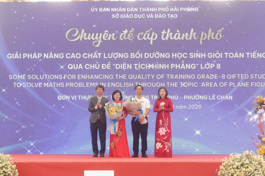 Lãnh đạo Sở GD&ĐT Hải Phòng và phường Lê Chân tặng hoa MM88b nhà cái, Trung Tâm Đăng Nhập MM88 Chính Thức Mới thực hiện chuyên đề. 28-tp5.jpg