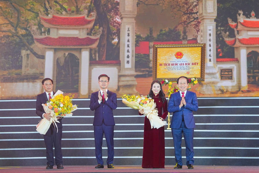 Bí thư Thành ủy Hải Phòng Lê Tiến Châu tặng hoa chúc mừng quận Hải An. tu-luong-xam7.jpg