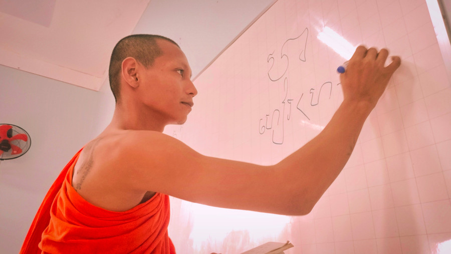 Sư Lê Thiện Chí trên bục giảng. chu-khmer.jpg