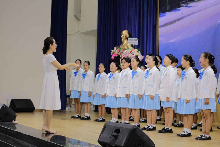 Dàn hợp xướng Thanh thiếu niên Hàn Quốc tại TPHCM trình bày liên khúc