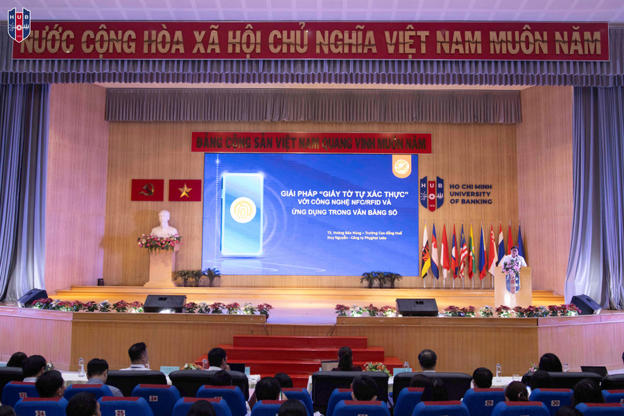 Ông Hoàng Bảo Hùng - Hiệu trưởng Trường Cao đẳng Huế báo cáo tham luận. Ảnh: HUB. img-0178.jpg
