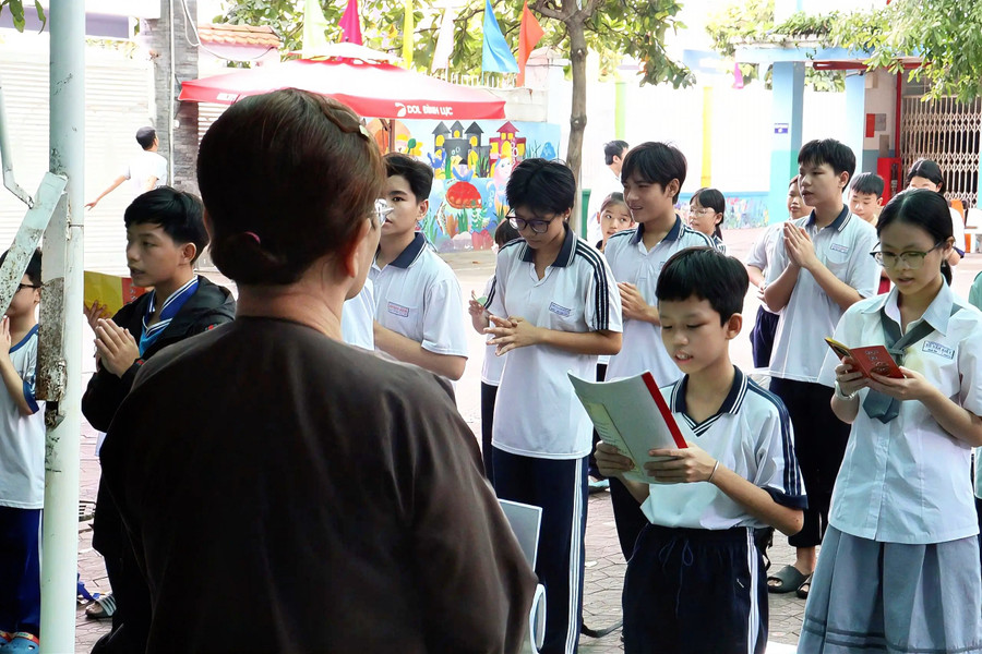 Cô Đào luôn có mặt để quan sát và dẫn dắt các em trong từng hoạt động, từ học thuật đến rèn luyện tính cách. Ảnh: Cát Vy. copy-4d948b55-07ed-4540-8b3c-5bd0d6d3bdf4.jpg