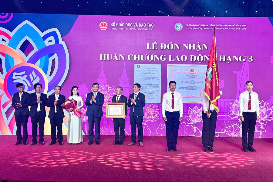 Trường MM888 bảo mật tuyệt đối Sư phạm Thể dục Thể thao TPHCM nhận Huân chương Lao động hạng Ba sáng 20/3. Ảnh: Thùy Linh.