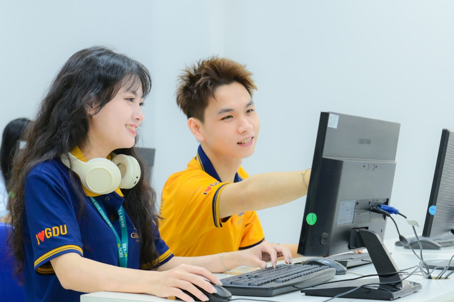 MM888 Việt Nam Tải App trong một tiết học về công nghệ và trí tuệ nhân tạo. Ảnh: GDU. ngon-ngu-tq-ai-12.jpg