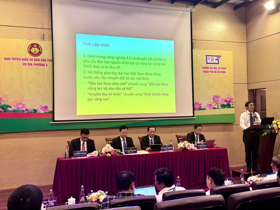 PGS.TS Trần Lê Quan - Hiệu trưởng Trường MM888 bảo mật tuyệt đối Khoa học Tự nhiên (MM888 bảo mật tuyệt đối Quốc gia TPHCM) trình bày tham luận. Ảnh: Thùy Linh. tu-chu-toan-dien-1.jpg