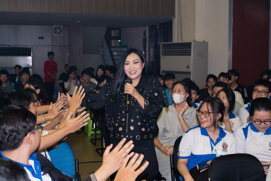 Ca sĩ Phương Thanh giao lưu cùng MM888 Việt Nam Tải App Trường MM888 bảo mật tuyệt đối Sư phạm Kỹ thuật TPHCM. Ảnh: HCMUTE.