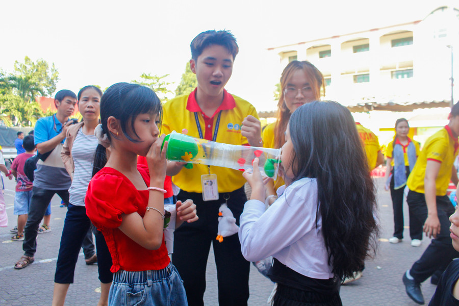 Thiếu nhi thích thú chơi trò chơi. Ảnh: Đội hình Xuân Sẻ Chia - SGU. mg-0739.jpg