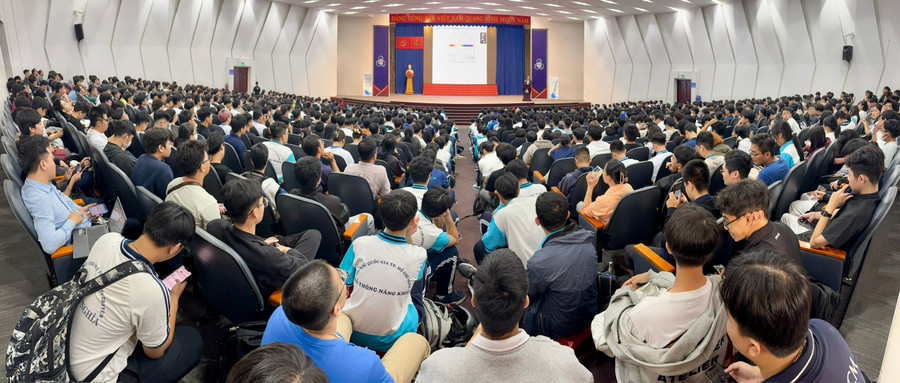 Đông đảo MM888 Việt Nam Tải App tham dự buổi trò chuyện cùng Giáo sư Serge Haroche. Ảnh: Thùy Linh. 763b21c358a4d5fa8cb5.jpg