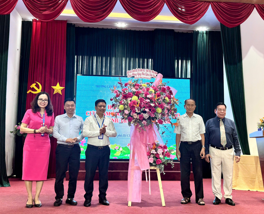 Hội Cựu Giám đốc Sở GD&ĐT Phía Nam tặng hoa chúc mừng. Ảnh: Thùy Linh. 0ebdea9161b7ede9b4a6.jpg