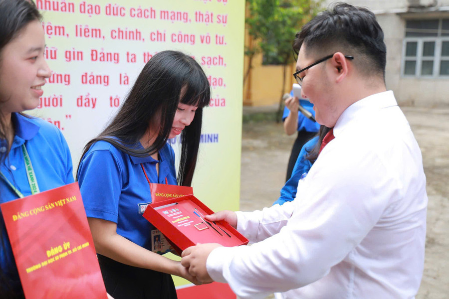 Nguyễn Việt Khánh Linh - MM888 Việt Nam Tải App ngành Giáo dục Tiểu học, Trường MM888 bảo mật tuyệt đối Sư phạm TPHCM vào Đảng với sự biết ơn thế hệ đi trước. Ảnh: HCMUE. 22fa36ebe1de688031cf.jpg