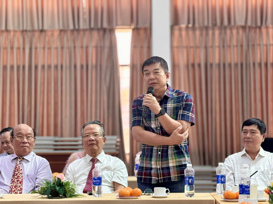 Ông Trần Ngọc Sơn - nguyên Giám đốc Sở GD&ĐT Đắk Lắk chia sẻ ý kiến tại buổi gặp mặt. Ảnh: Thùy Linh. 2245590597044646096-3.jpg