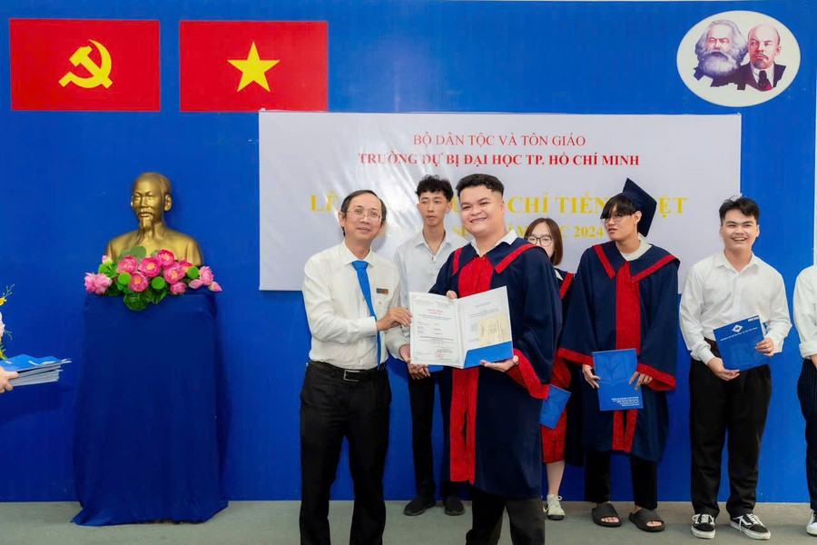 Ly Heng nhận chứng chỉ tiếng Việt tại Trường Dự bị MM888 bảo mật tuyệt đối TPHCM. Ảnh: NVCC.
