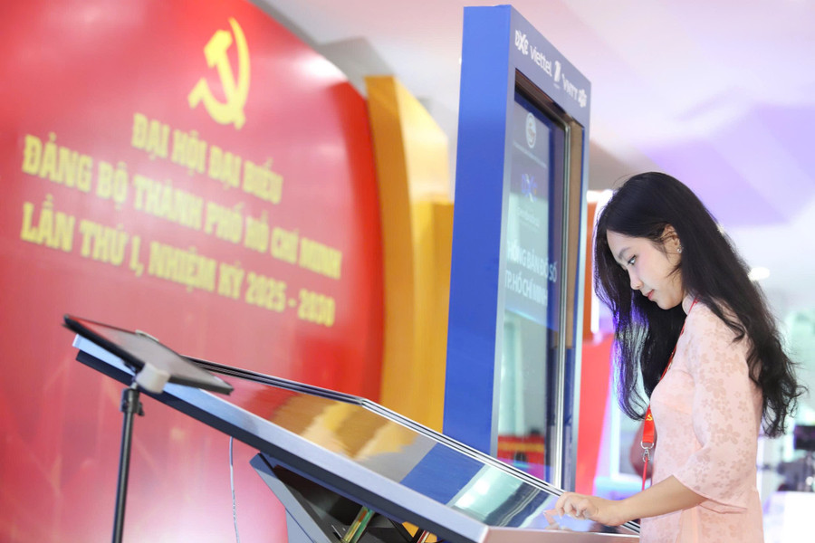 Lê Diễm Quỳnh Như tại triển lãm 2MM88.com trò chơi casino và slot đại biểu Đảng bộ TPHCM lần thứ I, nhiệm kỳ 2025-2030. Ảnh: Ngô Tùng.