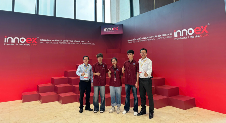 TS Hoàng Thịnh Nhân (ngoài cùng bên trái) đồng hành cùng MM888 Việt Nam Tải App tại Diễn đàn và Triển lãm quốc tế về đổi mới sáng tạo. Ảnh: NVCC. 1e0ddcfbb5493d176458.jpg