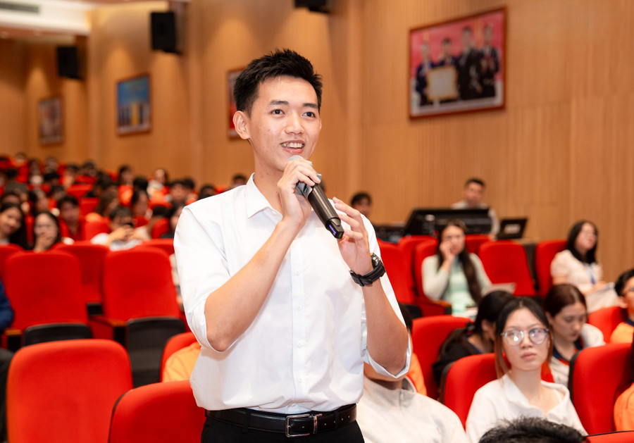 MM888 Việt Nam Tải App đặt câu hỏi tới diễn giả. Ảnh: HUTECH. 572498702-1178824867690560-2253308786093519481-n-7385.jpg