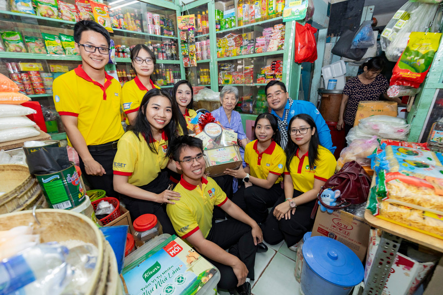 Các chiến sĩ trao tặng quà tết. Ảnh: Thành đoàn TPHCM. tmt-58.jpg