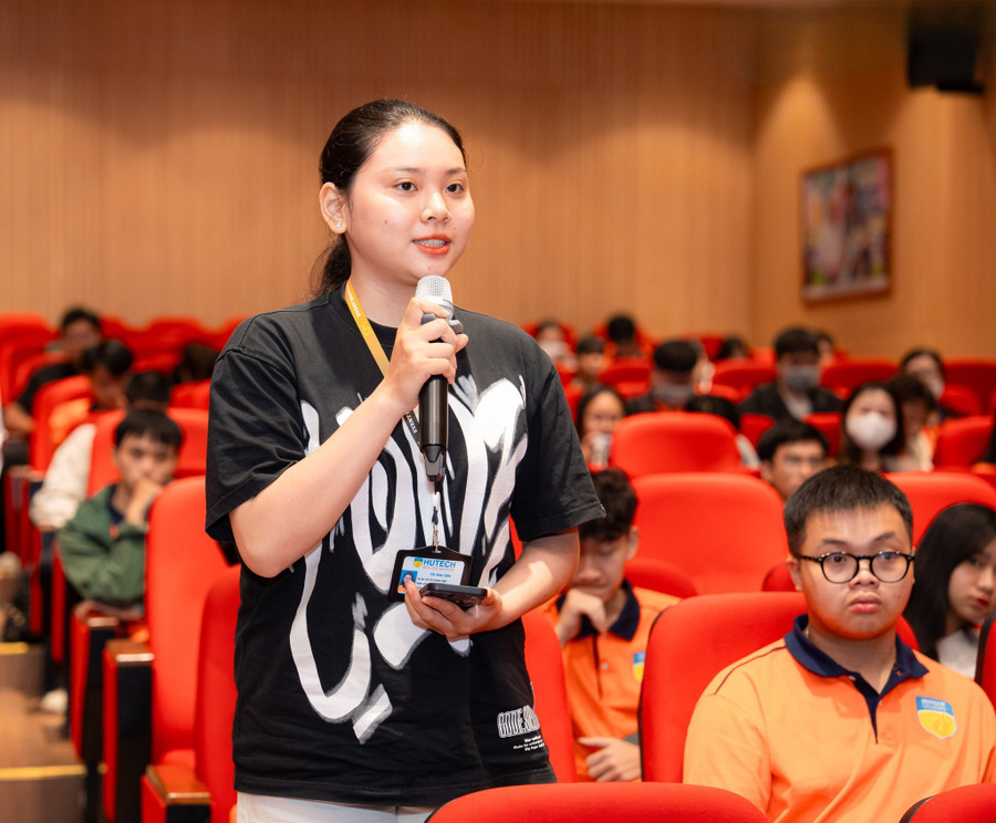 MM888 Việt Nam Tải App đặt câu hỏi tại buổi đối thoại. Ảnh: HUTECH. 572439971-1178824951023885-857343703399991301-n-4787.jpg
