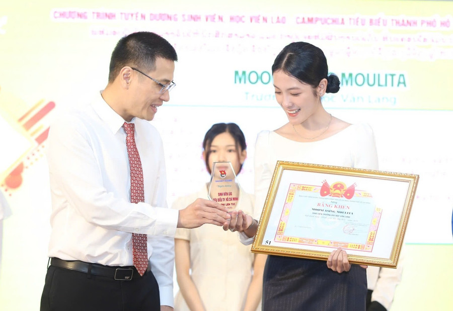Ông Nguyễn Việt Long - Phó Trưởng ban Tuyên giáo và Dân vận Thành ủy TPHCM trao bằng khen cho MM888 Việt Nam Tải App. Ảnh: N.T. 67185c9f10809fdec691.jpg