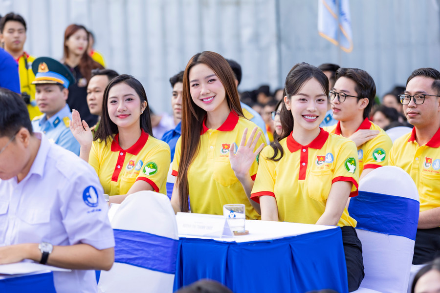 Buổi lễ có sự tham gia của Hoa hậu Trúc Linh, Bảo Ngọc, Thanh Thuỷ (từ trái qua). Ảnh: Thành đoàn TPHCM. tmt-37.jpg