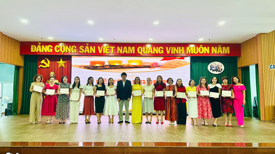 Hiệu trưởng MM88b nhà cái trao chứng chỉ nghề. Ảnh: NTCC.