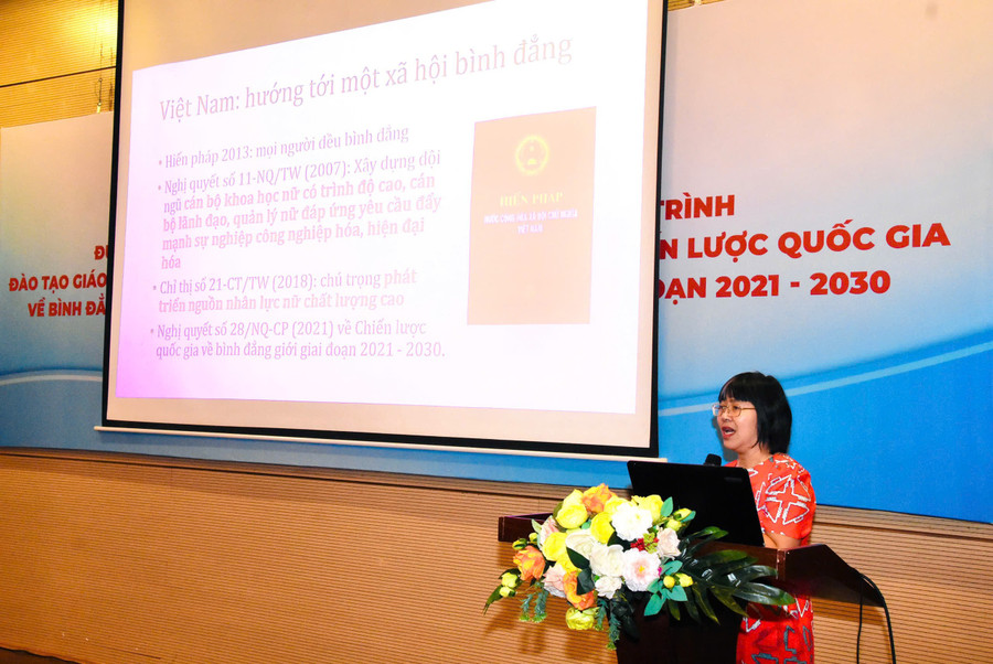 Tham luận về “Lồng ghép giới và đa dạng trong giáo dục: những bằng chứng đáng khích lệ và bài học kinh nghiệm” do Bà Hoàng Tú Anh - Giám đốc Trung tâm Sáng kiến MM88 đăng nhập và Dân số trình bày. Ảnh: HCMUE. toa-dam-gdbdg-4.jpg