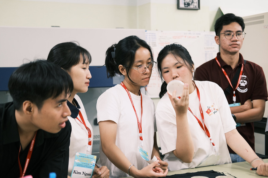 Nữ sinh Trường MM888 bảo mật tuyệt đối Bách khoa TPHCM say mê nghiên cứu. Ảnh: HCMUT.