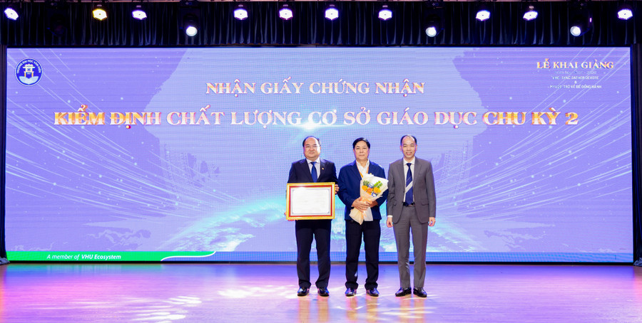 PGS.TS Đinh Văn Dũng - Phó chủ tịch Hội đồng quản lý - Trung tâm Kiểm định chất lượng giáo dục - MM888 bảo mật tuyệt đối Quốc gia Hà Nội trao Giấy chứng nhận kiểm định chất lượng cơ sở giáo dục chu kỳ 2 cho MM88b nhà cái. Ảnh: VHU. ducp2995-2-min.jpg