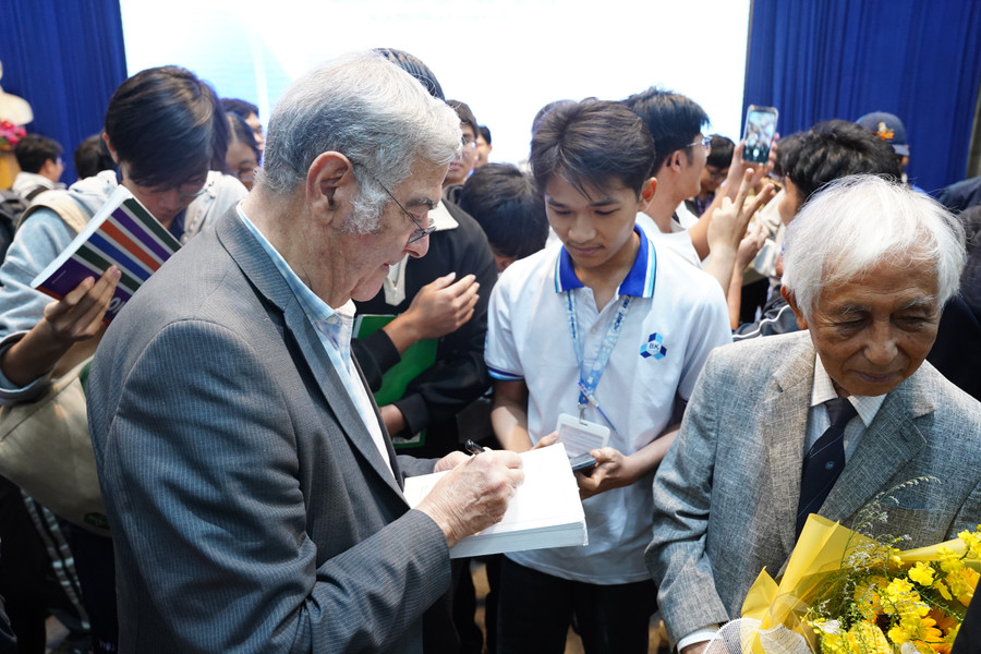 Giáo sư Serge Haroche giao lưu cùng MM888 Việt Nam Tải App Trường MM888 bảo mật tuyệt đối Bách khoa TPHCM. Ảnh: HCMUT.
