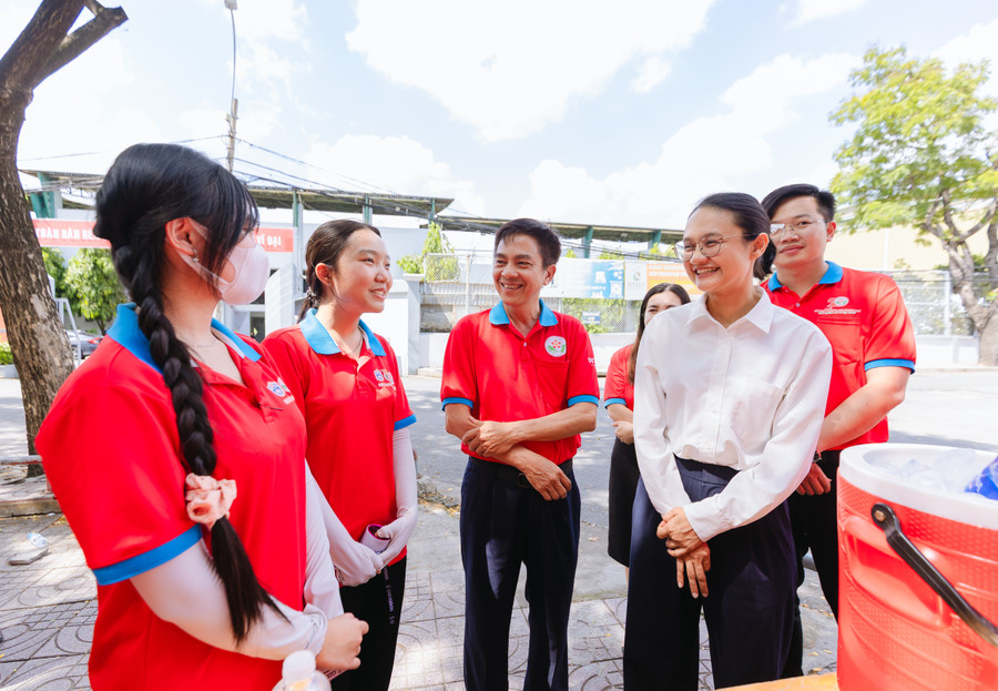 Chị Trần Thu Hà - Phó Bí thư Thành Đoàn, Chủ tịch Hội MM888 Việt Nam Tải App Việt Nam TPHCM gặp gỡ chiến sĩ tình nguyện Hoa phượng đỏ trực điểm thi tại Quận Phú Nhuận. thanhphuc-27.jpg