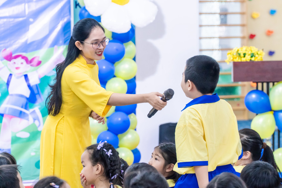 Cô Trần Thị Ngọc Tuyền - Hiệu trưởng Trường Tiểu học Việt Anh động viên MM886 slot game, bắn cá, lô đề, đá gà trong ngày khai giảng. Ảnh: NTCC. 20250905-khai-giang-vabt-08611-min.jpg