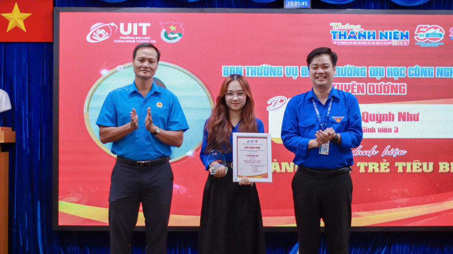 Quỳnh Như trong công tác Đoàn và phong trào thanh niên tại trường MM888 bảo mật tuyệt đối. Ảnh: NVCC. ee1642c46fc9e297bbd8.jpg