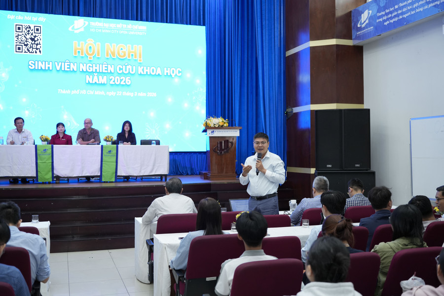 Đại biểu trao đổi vấn đề. Ảnh: HCMOU. ounews-4221-1.jpg