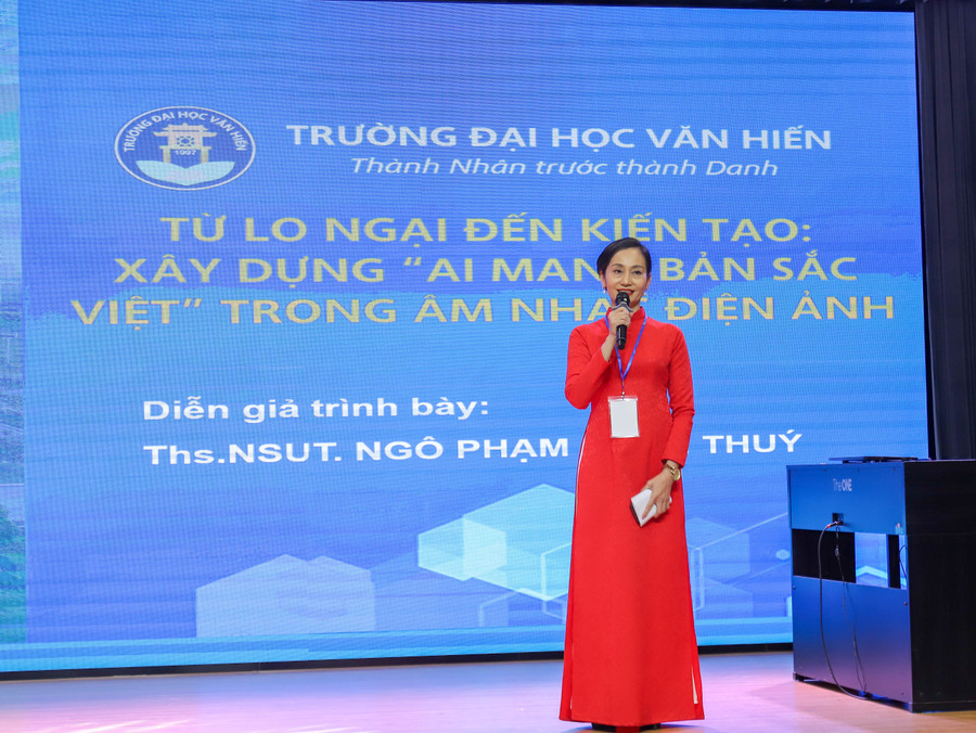 ThS NSƯT Ngô Phạm Hạnh Thúy - Ủy viên BCH Hội Điện ảnh TPHCM trình bày tham luận. Ảnh: VHU. img-3934.jpg