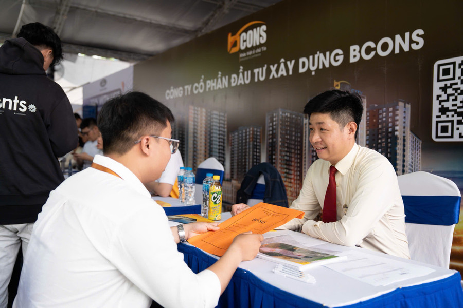 MM888 Việt Nam Tải App phỏng vấn trực tiếp với Link Vào Trang Chủ MM88.COM Chính Thức tại ngày hội. Ảnh: HUTECH. 
