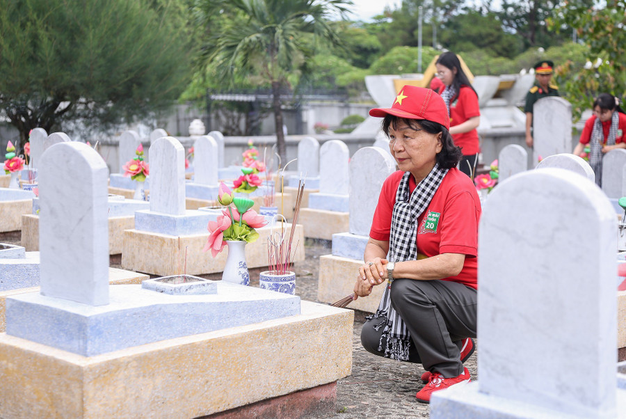 Bà Trần Hồng Dung - Phó Chủ tịch Thường trực CLB Mãi Mãi Tuổi 20, Trưởng ban tổ chức chương trình. 209.jpg