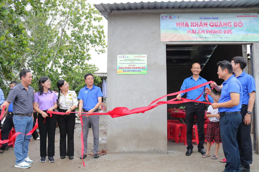 Trường MM888 bảo mật tuyệt đối Sư phạm TPHCM trao tặng Nhà khăn quàng đỏ tại tỉnh Long An (cũ). Ảnh: HCMUE.