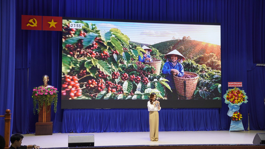 Đội Đậu Phê thuyết trình dự án 