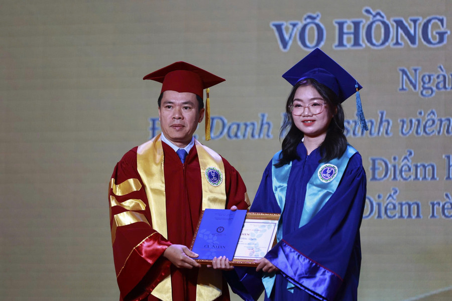 GS.TS Đỗ Văn Đại trao bằng cho tân MM88dangnhap cá cược bóng đá, lô đề, bắn cá. Ảnh: HCMULAW. img-0710.jpg