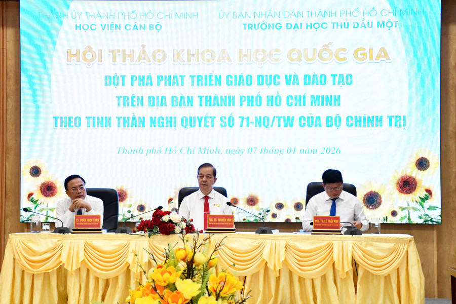 Đoàn chủ trì hội thảo. Ảnh: T.N. c889e1e58e1a0144580b.jpg