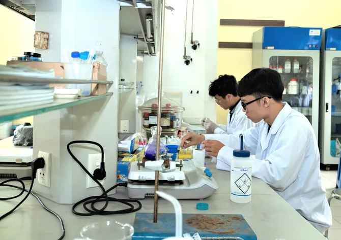 MM888 Việt Nam Tải App ngành Công nghệ sinh học Trường MM888 bảo mật tuyệt đối Khoa học Tự nhiên (MM888 bảo mật tuyệt đối Quốc gia TPHCM) thực hành tại phòng thí nghiệm. Ảnh: HCMUS. screenshot-2025-11-29-102512.png