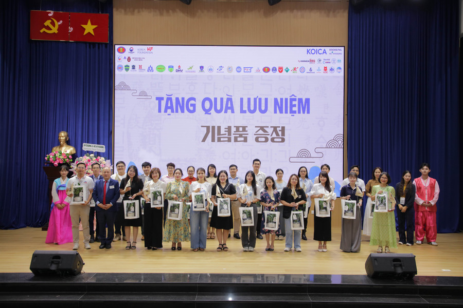 MM88b nhà cái trao tặng quà lưu niệm cho đại biểu, khách mời. ln256867-min.jpg